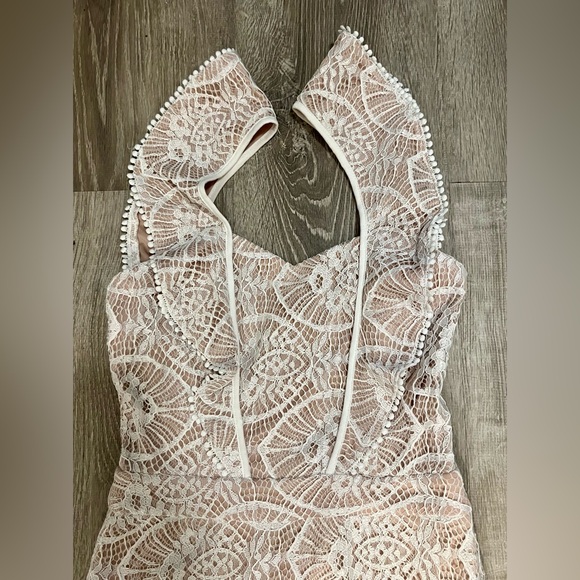 Vici Lace Bodysuit - Picture 2 of 10